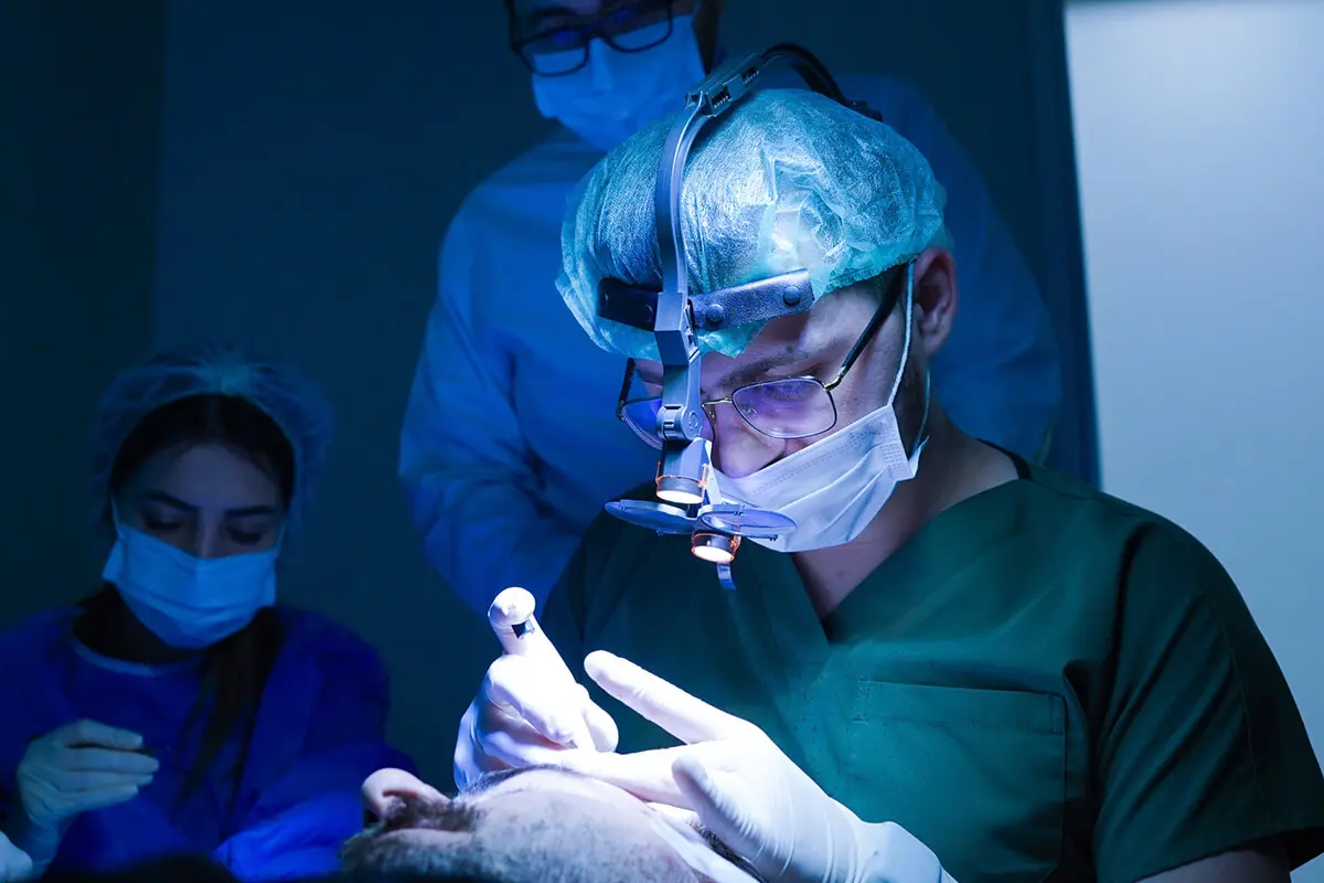 Hermest Clinic ameliyathanede saç ekimi işlemi